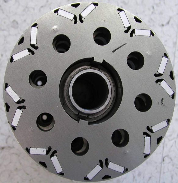 Bild 3: Die Magnete der VAC sitzen als „vergrabene Magnete“ innerhalb des sich drehenden Rotors in Taschen, die aus den Silizium-Eisenblechpakten herausgeschnittenen sind (Archiv: Vogel Business Media)