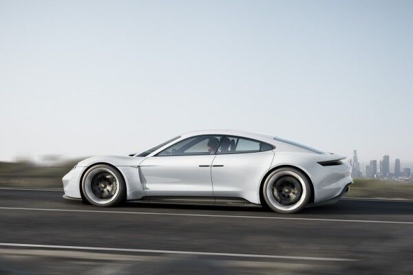 Auf Tesla-Jagd: Der Porsche Mission E mit 600 PS und 500 km Reichweite (Bild: Porsche)