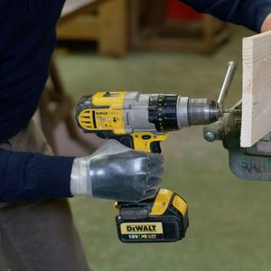 Aber auch in der Prothetik leisten per KI aufgemotzte Robotersysteme wertvolle Unterstützung! Hier die Oberarmprothese Hannes, durch die Handwerker wieder ihrer Tätigkeit nachgehen können.(Bild:  Inail)