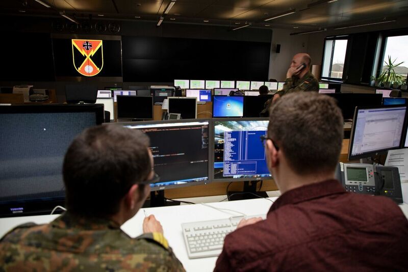 Schichtführer und Analyst arbeiten eng zusammen im Lage- und Überwachungszentrum, das die Überwachung der Informationssicherheit für alle Bereiche der Bundeswehr 24/7 übernimmt. (2019 Bundeswehr / Martina Pump)