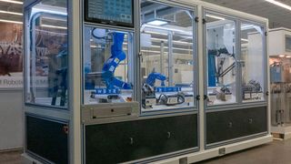 Die Singular-Control-Lösung von Yaskawa ermöglicht es, Roboter, Servoantriebe, Frequenzumrichter und I/O’s über einen einzigen Controller zu steuern. Die Voraussetzung dafür schafft die Maschinen-Kompaktsteuerung MP3300iec RBT. (Yaskawa)