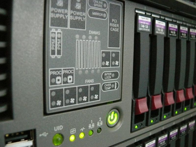 Die Hybrid-Storage- und Backup-Lösung von Dunkel verbindet lokalen Speicher mit Kapazitäten in der Cloud. Die dabei verwendeten Server des IT-Dienstleisters stehen in mehrfach geschützten Rechenzentren in Deutschland. (Pixelio)