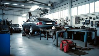 Kfz-Werkstätten werden es schwerer haben, an Ersatzteile zu kommen. Neue Fertigkeitstechnologien der Autohersteller gefährden aus Sicht des Kfz-Gewerbes die Reparierbarkeit von Fahrzeugen. (Bild: frei lizenziert)