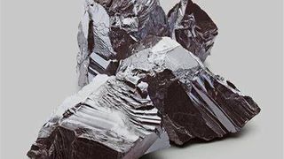 Lithium gehört zu den von der EU als kritisch eingestuften Rohstoffen. In Deutschland werden deshalb wirtschaftlich relevante Vorkommen gesucht. Doch der steigende Bedarf an solchen Elementen wird von heimischen Quellen nicht gedeckt werden können – die Chance für China. (Bild: Chemchecker)