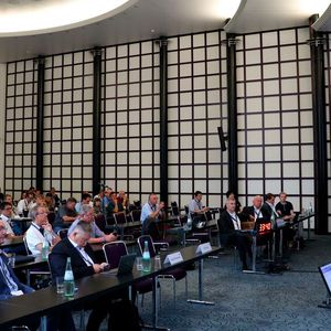 Was Nachhaltigkeit im K+L-Fachbetrieb gedeutet, erläuterte L. Stefan Höslinger von der !HEPP Gesellschaft für Unternehmensimpulse GmbH in seinem Vortrag.(Bild:  Klasing)