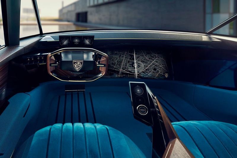Für Selbstfahrer fährt der Peugeot e-Legend sein Lenkrad aus dem Armaturenbrett aus. (Peugeot )