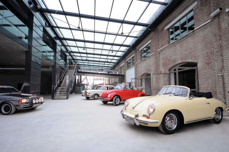 Mehr als 20 Oldtimer-Begeisterte aus der Region haben sich in Neu-Ulm ihr Klassiker-Paradies geschaffen. (Oldtimerfabrik Classic)