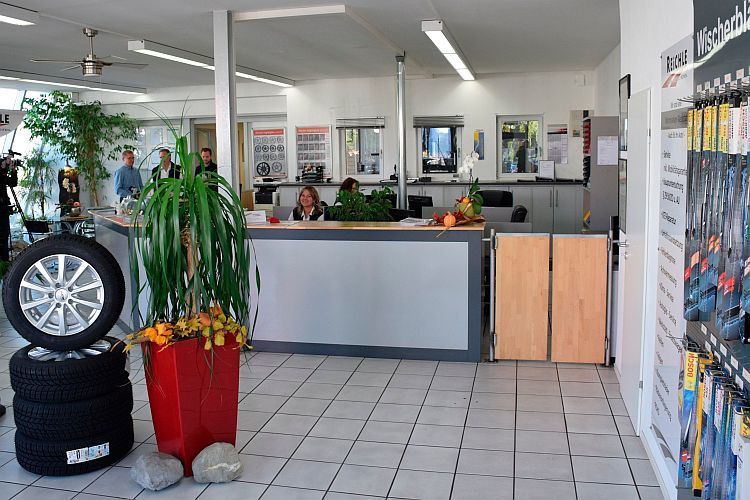Der Empfangsbereich ist hell, einladend und großzügig gestaltet. (Rosenow)