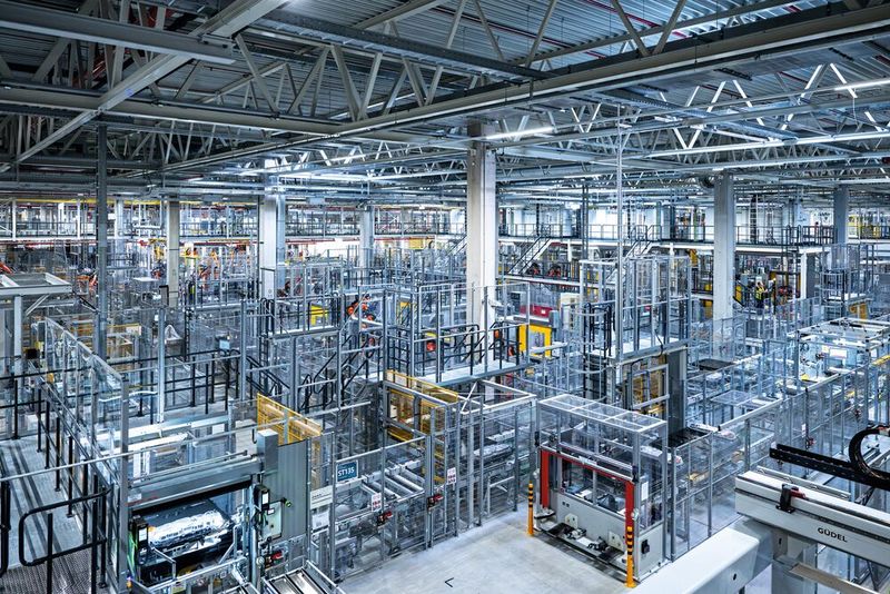 Montage der Hochvoltbatterien im BMW Group Werk Irlbach-Straßkirchen. (Bild: Armin Weigel)