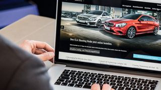 Mercedes-Benz-Kunden können zukünftig vorkonfigurierte Modelle deutschlandweit online bestellen. (Daimler)