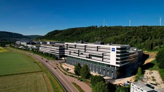 Der Campus von Zeis SMT in Oberkochen wurde um ein neues Gebäude (im Vordergrund) erweitert. (Bild: Zeiss SMT)