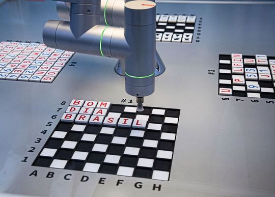 Physical AI in Aktion: Gesteuert von lokalen Sprachmodellen (LLMs) über den Twincat CoAgent entwickelt der Industrieroboter ATRO selbstständig Strategien und legt das Grußwort für das Messe-Partnerland Brasilien.(Bild:  Beckhoff)