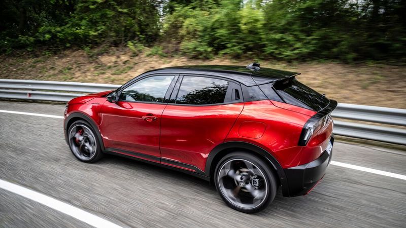 400 Kilometer versprochene Reichweite sind wohl in der Praxis kaum zu schaffen. (Bild: Alfa Romeo)