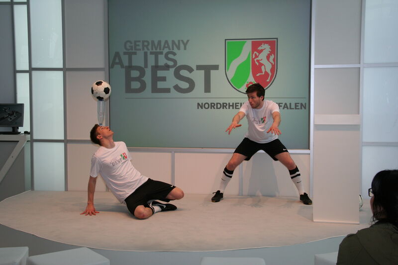 Am NRW-Gemeinschaftsstand in Halle 16 zeigen die besten Fußball-Freestyler der Welt Dominik Kaiser (links) und Timo Löhnenbach ihr Können. (Bild: C. Otto)