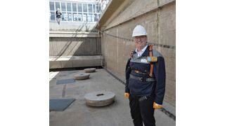 Betriebsleiter Stephan Wenders im trockengelegten Filterbecken des Flusswasserwerks im Chempark Krefeld-Uerdingen. Hier werden sonst täglich rund 120.000 Kubikmeter Wasser durch 1400 Tonnen Kies gefiltert. (Bild: Currenta)