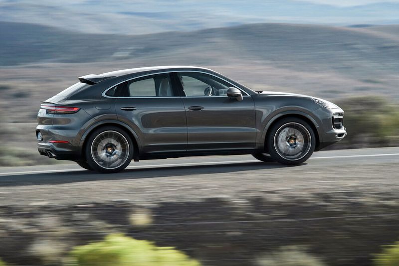 Die Dachlinie haben die Designer deutlich nach unten gezogen, die Heckscheibe schräger gestellt. (Porsche)
