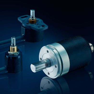 Die neue Generation von Novotechnik-Multiturn-Sensoren: MZ1-2200 (Gehäusedurchmesser 22 mm und Zentralbefestigung zur einfachen Montage – Bild Mitte), der MC1 2800 (Gehäusedurchmesser 30 mm, wahlweise mit Steckkupplung oder indexierter Welle – Bild hinten) und MB1-3600 (Gehäusedurchmesser von 36 mm, für raue Umgebungsbedingungen – Bild vorne). (Bild: Novotechnik)