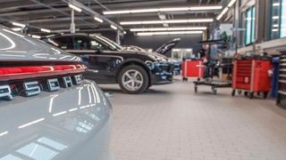 Für drei Millionen Euro hat die Hahn-Gruppe ihre Porsche-Werkstatt in Pforzheim ertüchtigt. (Meyer)