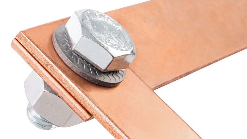 Durch die aufgestellte Bogenform hat die Sperrkantscheibe NSK-E eine gute Federwirkung, so das der Kontaktdruck und damit der Verbindungswiderstand der Verbindung über einen langen Zeitraum annährend konstant gehalten werden kann. (Bild: Teckentrup)