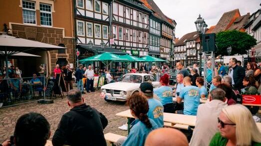 Die Rallye endete auf dem Einbecker Marktplatz. (Bild: PS.Speicher)