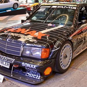 Die Summe von 455.000 Euro erbrachte dieser Mercedes-Benz 190E Evolution II, den einst Bernd Schneider in der DTM-Saison 1992 pilotierte. Er nahm an allen 24 Meisterschaftsläufen teil und holte vier Rennsiege. Anschließend erwarb ihn das DTM-Juniorteam und setzte ihn 1993 für das Mercedes-Benz-Wunderkind Sandy Grau in der Meisterschaft ein, in der er neun weitere Top-10-Platzierungen erreichte, darunter Platz 6 in seinem letzten DTM-Rennen auf der Avus.(Bild:  Classic Analytics)
