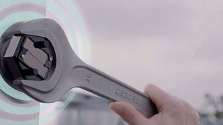 Bei der intelligenten Schraubverbindung handelt es sich um ein vollintegriertes, energieautarkes IoT-Device zur Bestimmung der Vorspannkraft. (Bild: Fraunhofer)