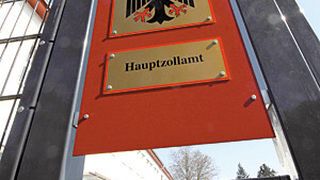 Schleichen sich auch nur in einem der zahlreichen Zolldokumente kleine Fehler ein, kann die Ware unter Umständen nicht ausgeführt werden und verbleibt im Zollbereich. (Bild: H. D. Volz/pixelio.de)