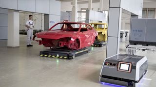 Jeder kennt die Kfz-Montage am Fließband. Audi setzt jetzt zusätzlich auf sogenannte Montageinseln, wie diese. Rechts unten ein autonomes Transportmittel, das die Bauteile heranschafft, was mit ganzen Karosserien klappt, wie es heißt. (Bild: Audi AG)
