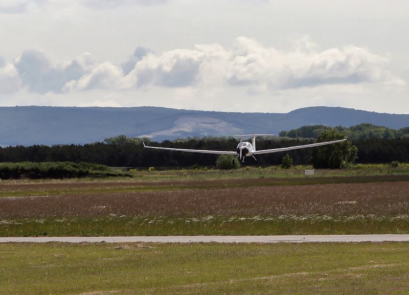 Die DA 36 E-Star 2 während des einstündigen Jungfernflugs, in dem bewiesen wurde, dass die Technologie seriell-hybrider Elektroflugzeuge für die kommerzielle Nutzung geeignet ist. (Bild: Siemens)