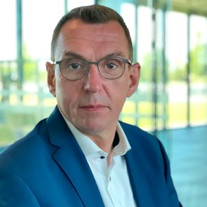 Markus Michelberger, Head of Sales Clamping Technology bei Schunk, betont: „Mit dem smarten Werkzeughalter Itendo² ist die Digitalisierung in der Werkzeugmaschine angekommen, denn er bringt die Inline-Kontrolle buchstäblich direkt auf den Punkt.“ (Bild:  Schunk)