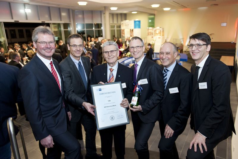Ehrung und Geschenk der IHK Würzburg-Schweinfurt zum 120jährigen Jubiläum des MM Maschinenmarkt (v.l.): Stefan Rühling (CEO Vogel Business Media), Prof. Dr. Ralf Jahn (IHK-Hauptgeschäftsführer), Senator Dr. Kurt Eckernkamp (Aufsichtsratsvorsitzender Vogel Medien Holding), Frank Jablonski (Chefredakteur MM Maschinenmarkt), Hans-Jürgen Kuntze (Group Publisher MM-Gruppe), Günter Schürger (Geschäftsführer Vogel Business Media). (Bild: Foto: Katrin Heyer)