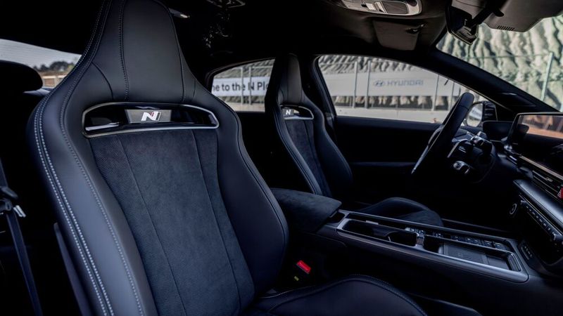 Die Schalensitze stammen aus dem Ioniq 5 N, sitzen in der flacheren Limousine aber niedriger. Das verbessert die Fahrerposition. (Bild: Hyundai)