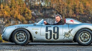 Meister im Umgang mit Airbrushpistole, Pinsel, Schwamm und vielem mehr: Dirk Patschkowski macht aus sterilen Oldtimern Fahrzeuge mit individuellem Charakter. (Bild: Limited-Legends)