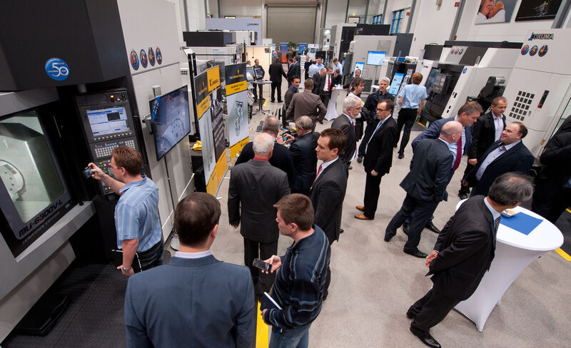 250 Besucher aus elf Ländern hatten sich bei Okuma in Krefeld zur EMO-Nachlese eingefunden. (Bild: Okuma/Hennecke)