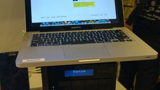 Der Windows Storage Server 2012 R2 Essentials läuft auf dem kleinen Server unter dem Macbook. Er kann auch via Webbrowser oder sogar von Windows-Smartphones aus gesteuert werden. (Bild: IT Business)