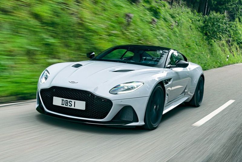 Die endlos lang wirkende Motorhaube besitzt zwei riesige Lufteinlässe um den 5,2 Liter V12 mit ausreichend Frischluft zu versorgen.  (Bild: Aston Martin)