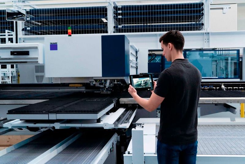 Trumpf hat noch ein weiteres Ass gegen den Fachkräftemangel im Ärmel! Die „Visual Assistance“-Funktion ist in die Service-App des Laserspezialisten integriert und ermöglicht es den Technikern, sich auf die Handy- oder Tablet-Kamera des Kunden zu schalten, bei dem es Probleme gibt. (Bild: Trumpf)