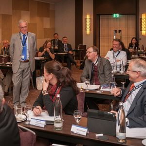 Pressekonferenz während der Yokogawa Anwenderkonferenz in Berlin: Amüsantes Lächeln auf die etwas politische Antwort eines Yokogawa-Managers auf die PROCESS-Frage, ob denn perspektivisch eine Einigung bei den unterschiedlichen Wireless-Standards in Sicht sei.