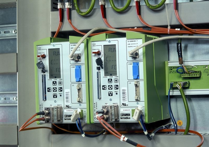 3 Die Steuerungen Typ RFC 450 ETH-IB  ... sind mit rund 900 Ein- und Ausgängen über Interbus und Lichtwellenleiter vernetzt. (Archiv: Vogel Business Media)