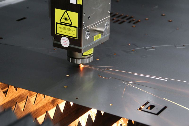 Mit der Kombination von Stanzen und Lasern lassen sich so gut wie alle Formen in das Blech einbringen. (Bild: Dalcos)