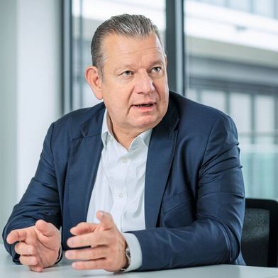 Peter Laier ist seit 15. Februar 2026 Vorsitzender der Geschäftsführung von Forvia Hella. (Bild: Forvia Hella/Elisa Sholobnjuk)