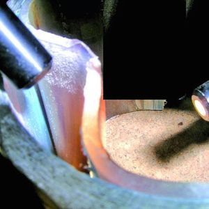 Abb. 2: Delamination eines geätzten FEP-Rohres aus dem GFK-Verbund bei 140 °C