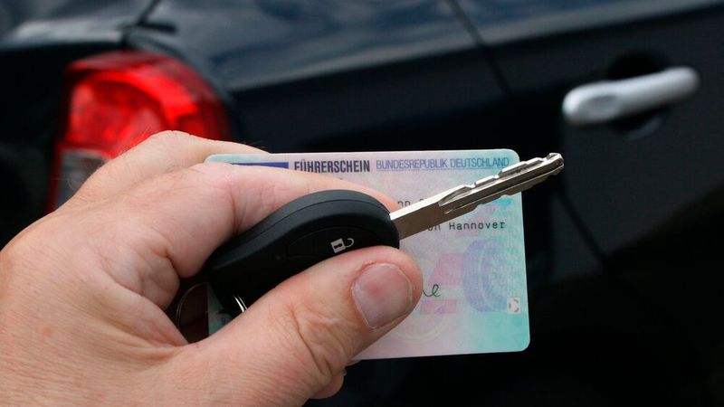 Der Pkw-Führerschein, das Tor zur Freiheit für junge Menschen, könnte künftig schon 16-Jährigen ausgehändigt werden. Doch die Diskussion steht erst am Anfang.(Bild:  ampnet)