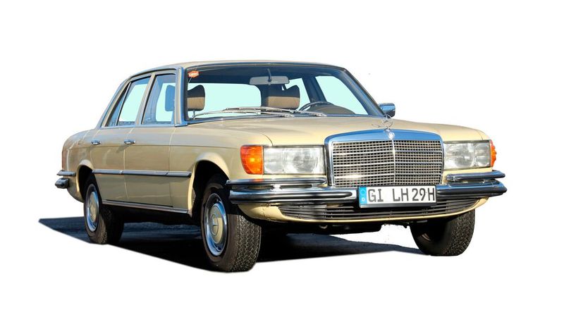5. Preis: Mercedes 280 SE (W 116) Bj. 1978. 1972 wurde die Baureihe W116 vorgestellt; vor genau 50 Jahren führte die Daimler-Benz AG also die erste offizielle S-Klasse ein. Größtmöglicher Komfort bei höchster passiver Sicherheit stand im Lastenheft der Konstrukteure, die schon 1966 mit der Entwicklung begannen. Unser 280 SE in Pastellgelb mit einer zeitgenössischen Innenausstattung befindet sich in einem hervorragendem Zustand und mit seiner wunderschönen Doppelnocker-Reihensechszylinder Maschine ist er über alles erhaben. 185 PS bei 5.800 U/min lassen in locker an der 200-km/h-Marke kratzen. Gespendet wurde der Mercedes 280 SE von Kai Werner Zunke aus Friedberg.  (Bild: Lebenshilfe Gießen)