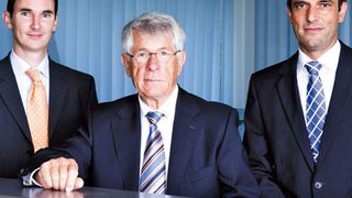 Im Bild: Dieter Weber (Mitte), Christian Unser (rechts) und Andreas Schoch (links). Bild: Weber Ultrasonics (Archiv: Vogel Business Media)