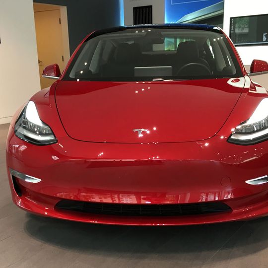 Kunden müssen für ein Tesla Model 3 in Deutschland vorerst mindestens 56.390 Euro bezahlen.(Bild:  Tesla Model 3 DCA 08 2018 0287 /mariordo59 / CC BY-SA 2.0)