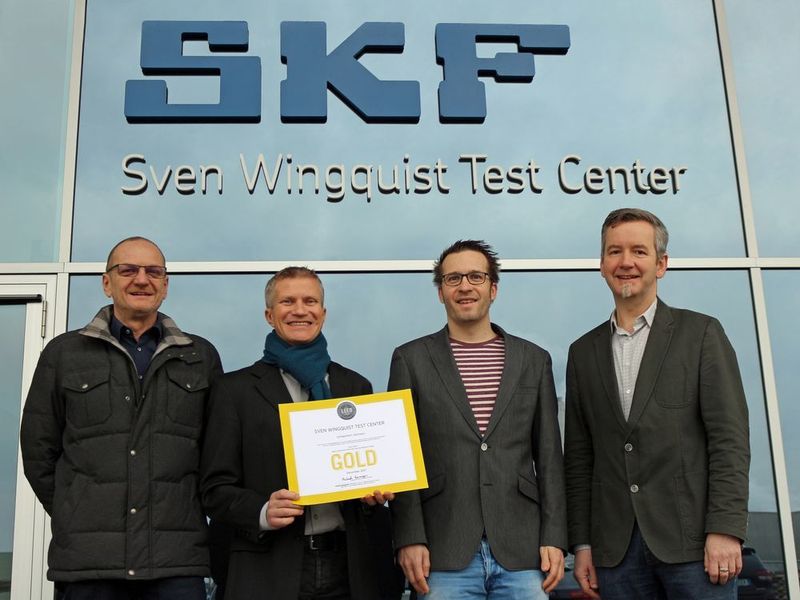 Freuen sich über die „goldene“ LEED-Zertifizierung des Großlager-Prüfzentrums von SKF (v. l.): Hans-Jürgen Senger (EHS-Koordinator), Jörg Frey (Werkeplanung), Dr. Thomas Zika (Prüfzentrumsleiter) und Dr. Martin Göbel (Test-Chef). (SKF)