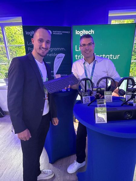 (v. l.) Rico Drechsel und Robert Schumacher hatten die neue Tastatur K980 for Business im Gepäck, die ausschließlich mit Licht betrieben wird. (Bild: Vogel IT-Medien)