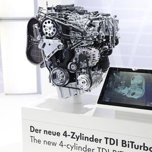 Noch wichtiger aber sind die neuen Vierzylinder-TDI-Motoren: Der Passat ist als 1,6-Liter-Diesel (120 PS) oder 2,0-Liter-Selbstzünder (150, 184, 240 PS) zu haben. Die 240-PS-Variante wird von zwei Turboladern beatmet. (Foto: VW)