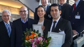 Überreichung der Urkunden (unten, v.l.): TUHH-Präsident Prof. Dr. Dr. h.c. Garabed Antranikian, FGL-Vorstandsvorsitzender Peter Eggers, Preisträgerin Anne Eling (1. Platz) und Erkan Ayik (2. Platz). Oben (v.l.): Prof. Dr.-Ing. Günther Pawellek (TUHH), Sponsor Peter Grosse (Seaside Engineers) und Prof. Dr. Dr. h.c. Wolfgang Kersten (TUHH). (Bild: FGL)